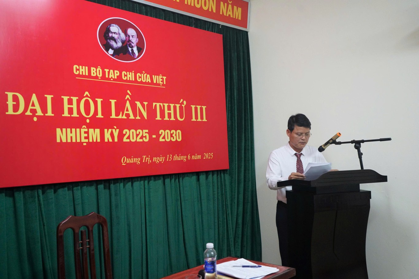 Phó Bí thư chi bộ Lê Trọng Thi đọc báo cáo chính trị trước Đại hội